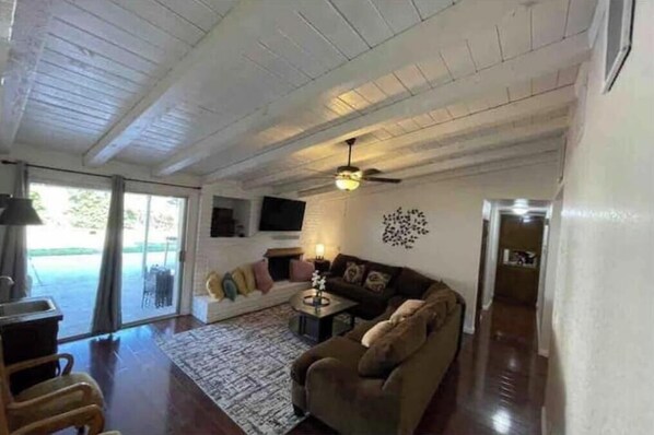 Living area - Cheerful 6 bedroom home with indoor fireplace. (Riverside)