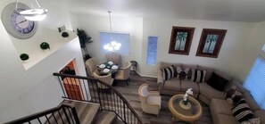 Smart-TV, Kamin, Bücher