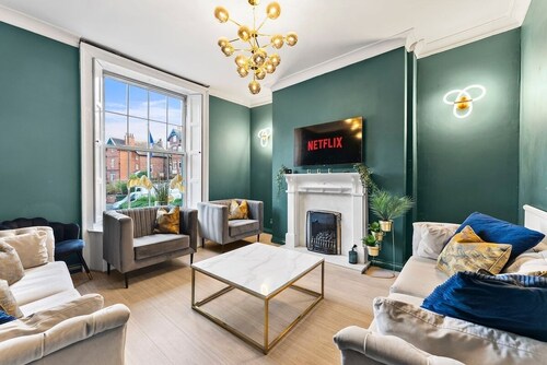 Beautiful 5 Bed Home in Central Whitby - Hot-tub