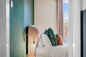 5 bedrooms, iron/ironing board, internet, bed sheets