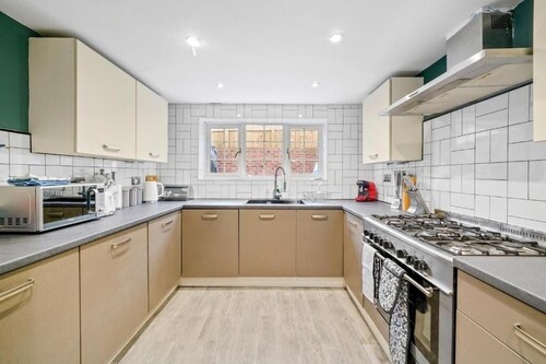 Beautiful 5 Bed Home in Central Whitby - Hot-tub