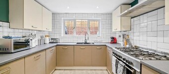 Beautiful 5 Bed Home in Central Whitby - Hot-tub