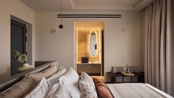 Suite, piscina privata | Biancheria da letto ipoallergenica, minibar, cassaforte in camera
