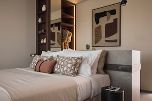 Suite - privat pool | Allergivenligt sengetøj, minibar, pengeskab på værelset, lydisolering
