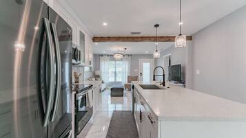 Microondas, horno, placa de cocina y lavavajillas