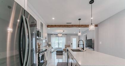 Stylish Seminole Heights Oasis w/ Pool, AC & WiFi located in the heart of Tampa