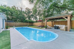 Una piscina al aire libre