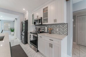 Micro-ondes, four, plaque de cuisson, lave-vaisselle