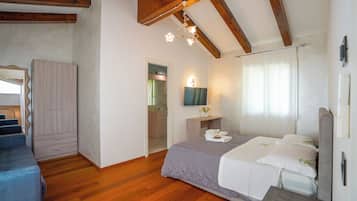 4 sovrum, skrivbord, strykjärn/strykbräda och resesäng