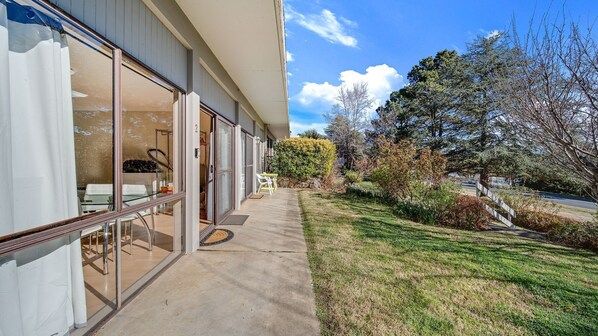 Outdoor dining - The Essentials - Centrally located cozy Jindabyne retreat (Jindabyne)