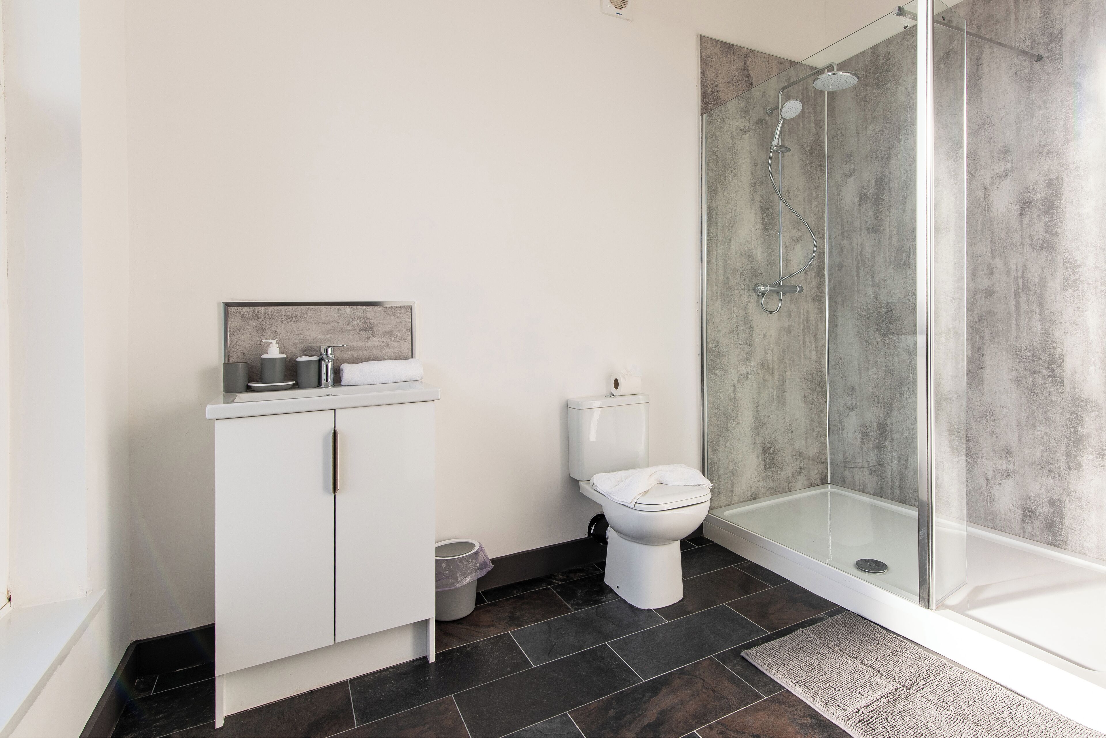 Apartment, 3 Bedrooms | Bathroom | Free toiletries, hair dryer, towels, soap