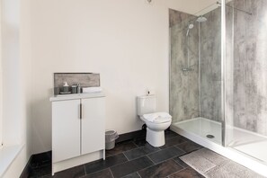 Apartment, 3 Bedrooms | Bathroom | Free toiletries, hair dryer, towels, soap