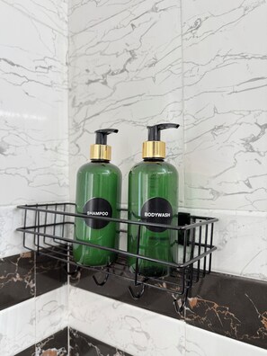 Asciugacapelli, asciugamani, sapone, carta igienica