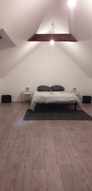 3 bedrooms, iron/ironing board, bed sheets