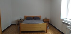 3 bedrooms, iron/ironing board, bed sheets