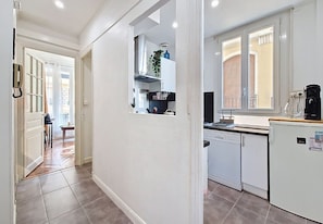 Fridge, dishwasher, coffee/tea maker