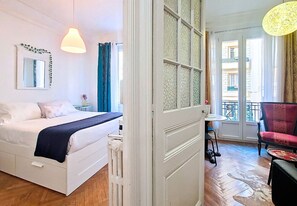1 Schlafzimmer, Schreibtisch, Bügeleisen/Bügelbrett