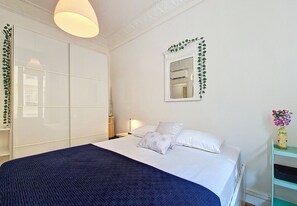 1 chambre, bureau, fer et planche à repasser