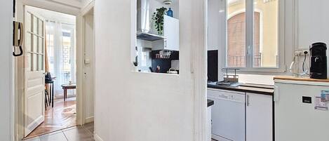 Fridge, dishwasher, coffee/tea maker