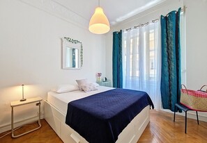 1 Schlafzimmer, Schreibtisch, Bügeleisen/Bügelbrett