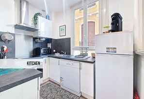 Fridge, dishwasher, coffee/tea maker