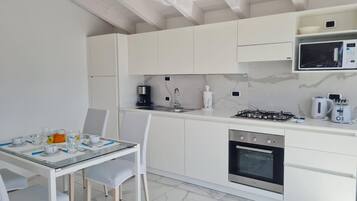 Mikrowelle, Ofen, Herdplatte, Geschirrspüler