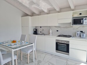 Micro-ondes, four, plaque de cuisson, lave-vaisselle