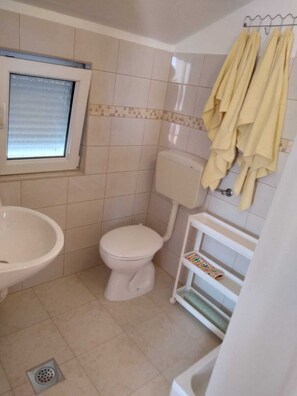 Douche, sèche-cheveux, serviettes fournies, savon