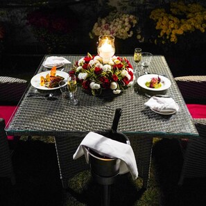 Outdoor dining - Country Inn Tarika Riverside Resort Jim Corbett (Ramnagar)