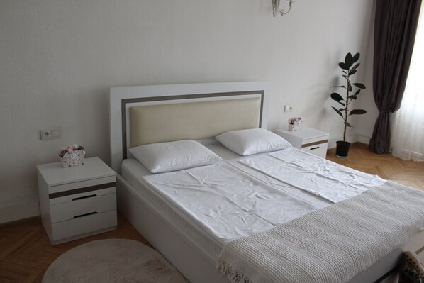 2 bedrooms, iron/ironing board, WiFi, bed sheets