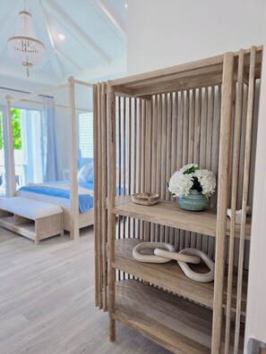 4 slaapkamers, een kluis op de kamer, een bureau