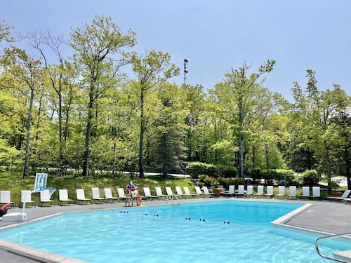 🍁 Highland Breeze Loft – Cozy Retreat | Fireplace, Fall Foliage & Waterfalls 🌊