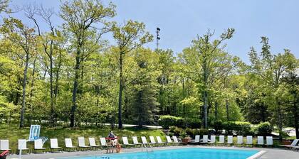🌲⛰️ Cozy Mountain Retreat - Pool Access, Pet Friendly & More!