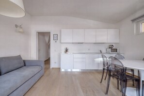 Apartamento, 2 quartos, sacada | Área de estar | TV de tela plana 32 polegadas com canais a cabo