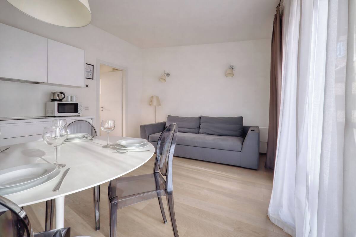 Leilighet, 1 kingsize-seng med sovesofa | Oppholdsområde | En 32-tommers Flatskjerm-TV med kabel-kanaler