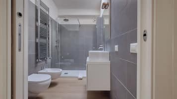 Appartement, 2 chambres, balcon | Salle de bain