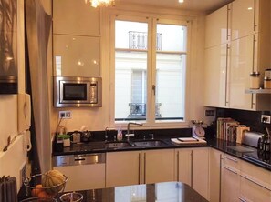 Kühlschrank, Mikrowelle, Ofen, Herdplatte