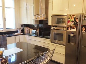 Geladeira, micro-ondas, fogão, cooktop