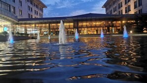 A hotel with a reflective water fountain in the courtyard. - Qisheng Internation Hotel (Zibo)