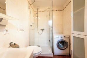 Dusche, Haartrockner, Handtücher, Seife