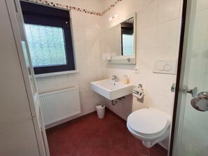 Douche, sèche-cheveux, serviettes fournies, savon