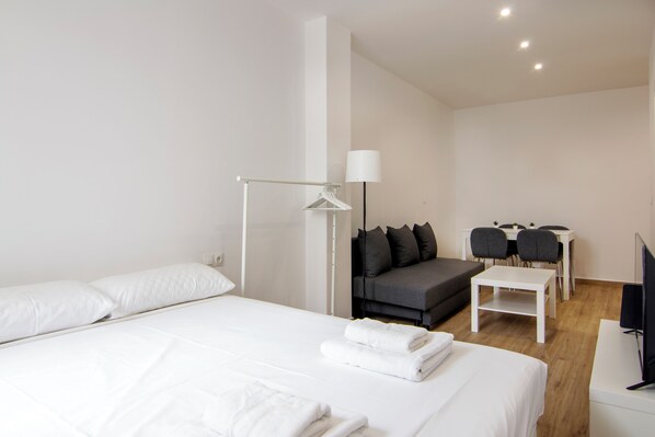Basic Studio, Patio | Iron/ironing board, free WiFi - VLC Host - Fray Pedro (València)