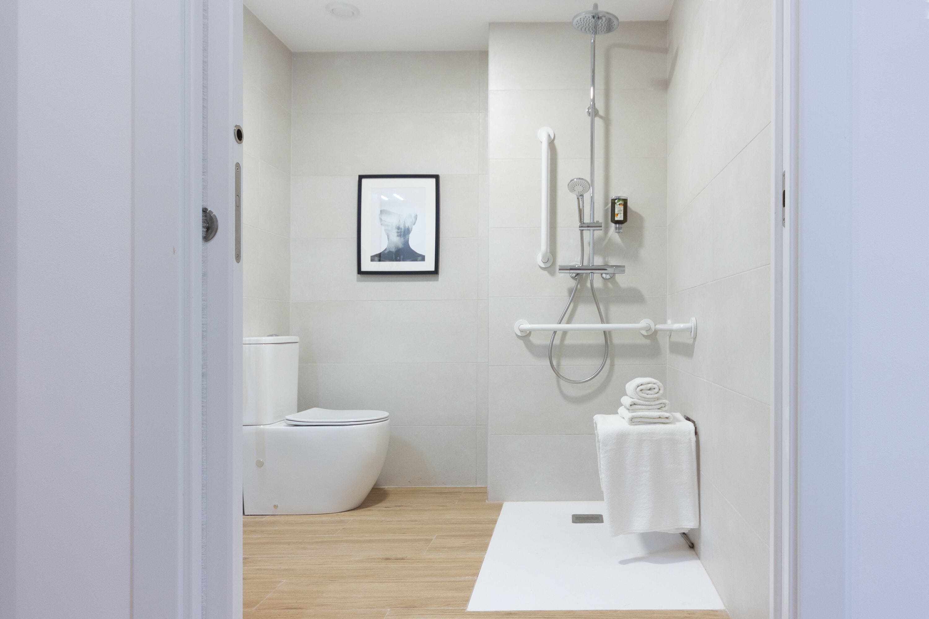 Basic-stúdíóíbúð - verönd | Baðherbergi | Sturta, hárblásari, handklæði