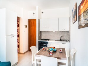 Appartement, 1 chambre, balcon, vue ville | Salle à manger