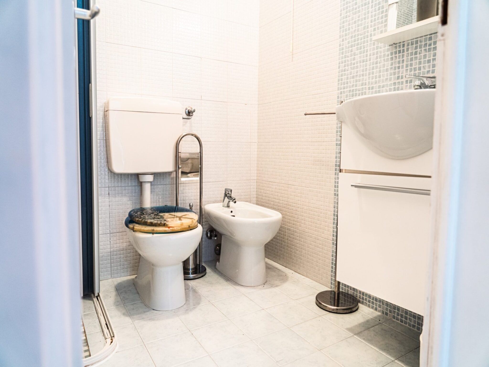 Un bagno con WC, bidet e lavandino.