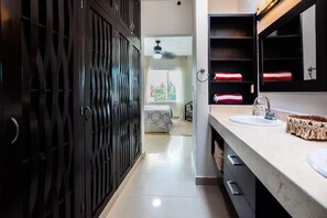 2 Schlafzimmer, BĂŒgeleisen/BĂŒgelbrett, kostenloses WLAN, BettwĂ€sche