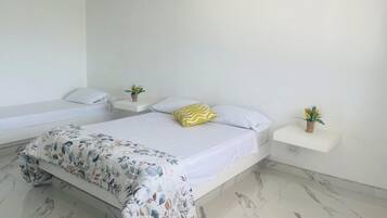 4 bedrooms, iron/ironing board, WiFi, bed sheets