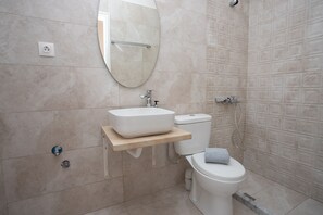 Douche, sèche-cheveux, serviettes fournies, papier toilette