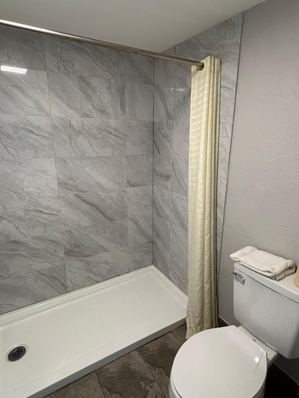 淋浴設備、吹風機、毛巾、肥皂