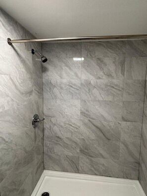 Shower, hair dryer, towels, soap - Anchor inn (New Johnsonville)